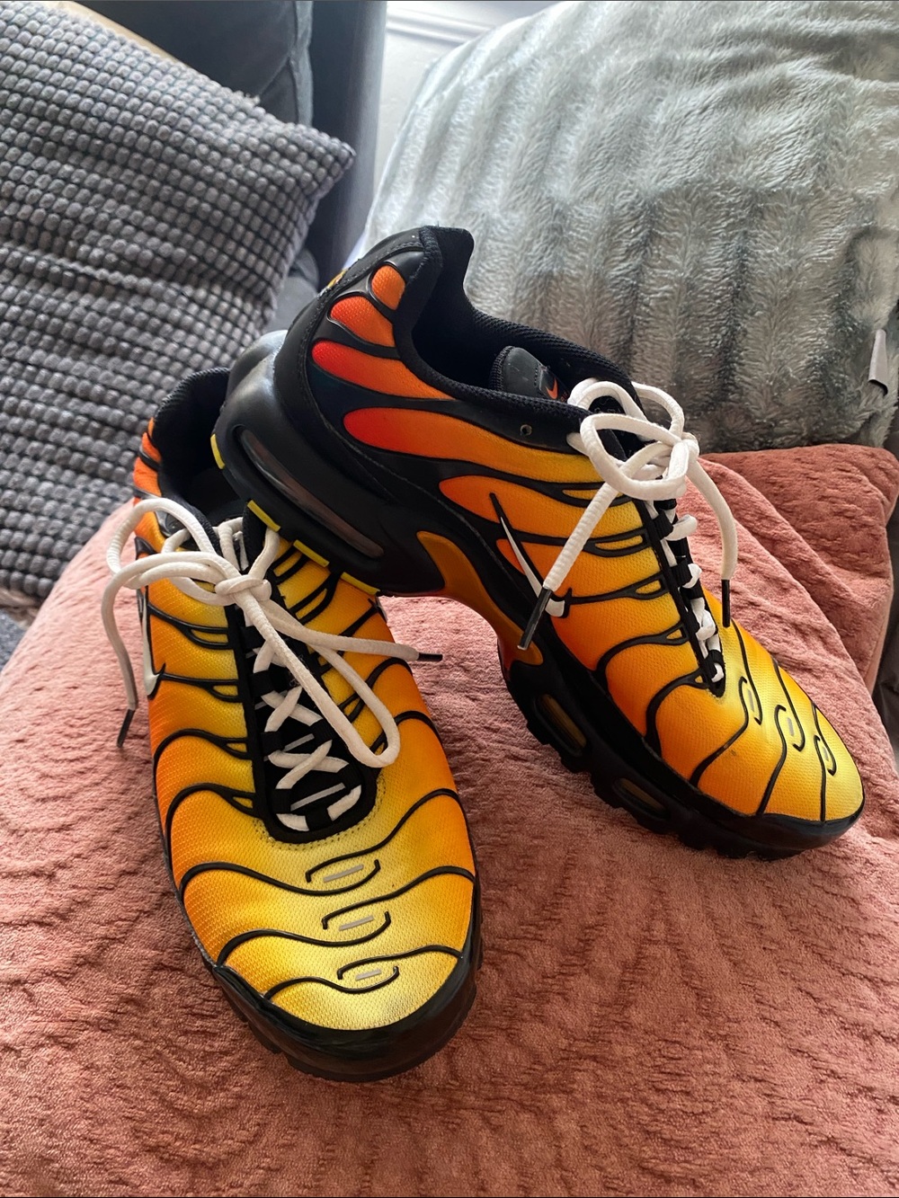 Nike Tn Air Max Men Sz 9.5 Orange to Yellow Running Sneakers with Black Accents